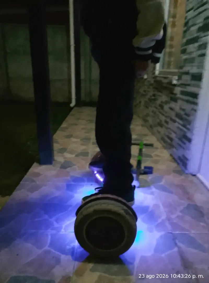 Hoverboard con luces LED y diseño galáctico - 6