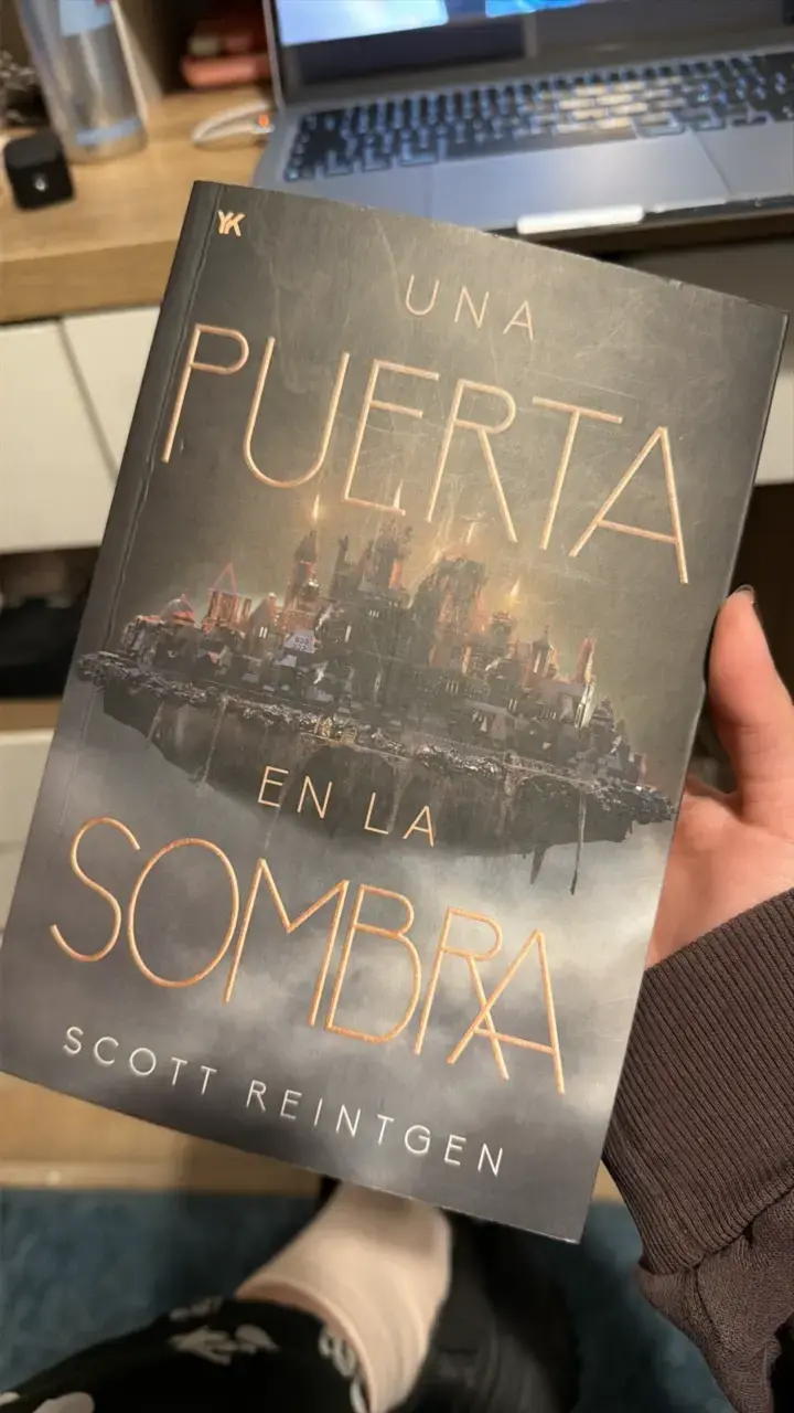 Libro 'Una Puerta en la Sombra' de Scott Reintgen - 1