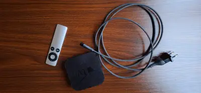 Apple TV con control remoto modelo A1427 - miniatura 1