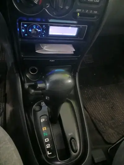 Auto sedán usado en buen estado - miniatura 1