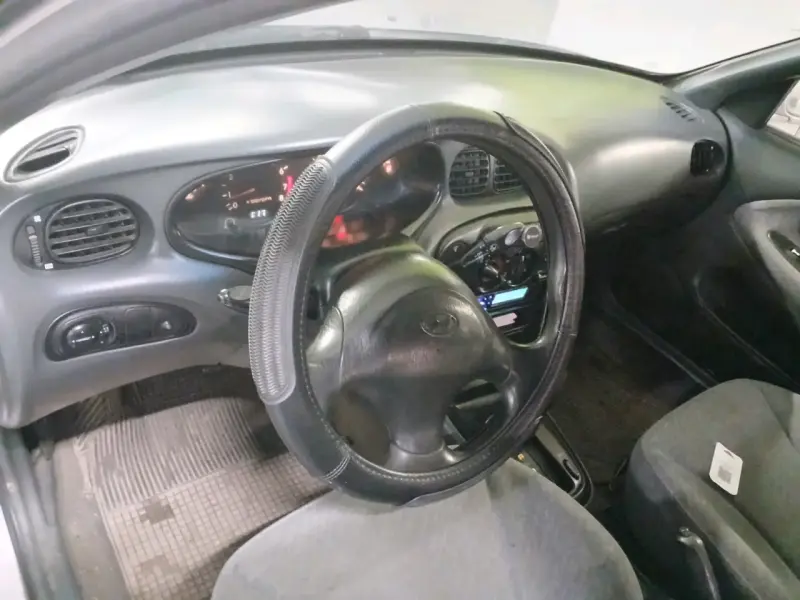 Auto sedán usado en buen estado - 3