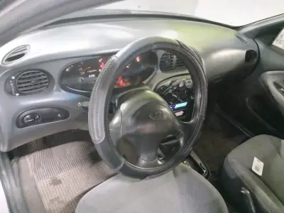 Auto sedán usado en buen estado - miniatura 3