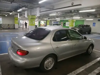 Auto sedán usado en buen estado - miniatura 4