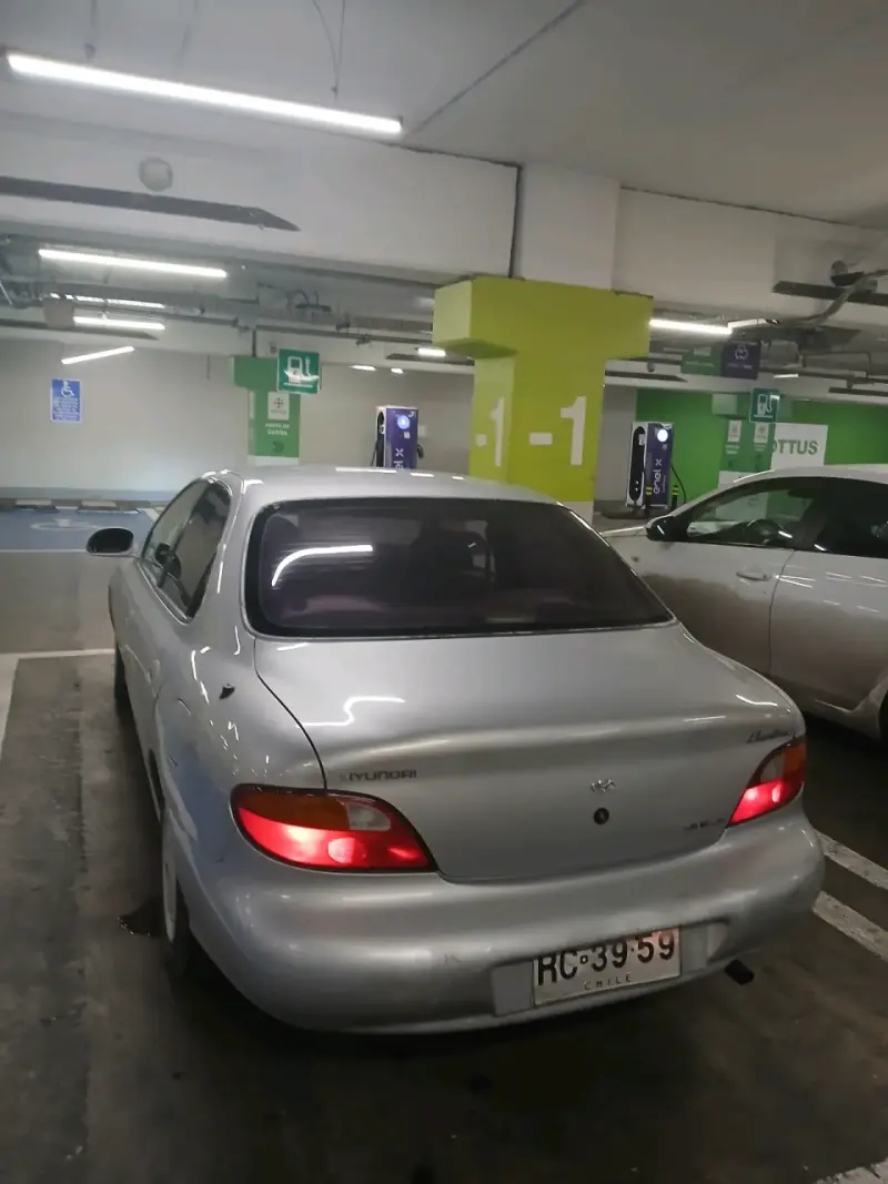 Auto sedán usado en buen estado - 5