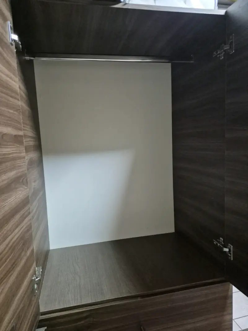 Armario de Madera con Puertas y Cajones - 2