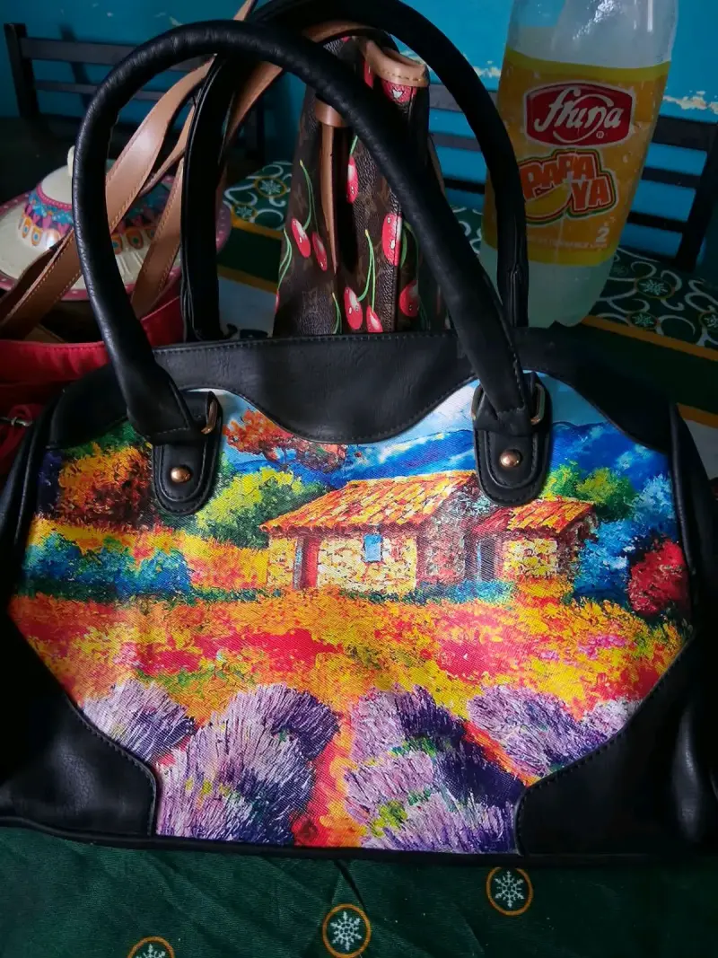 Bolso de mano con diseño artístico colorido - 1