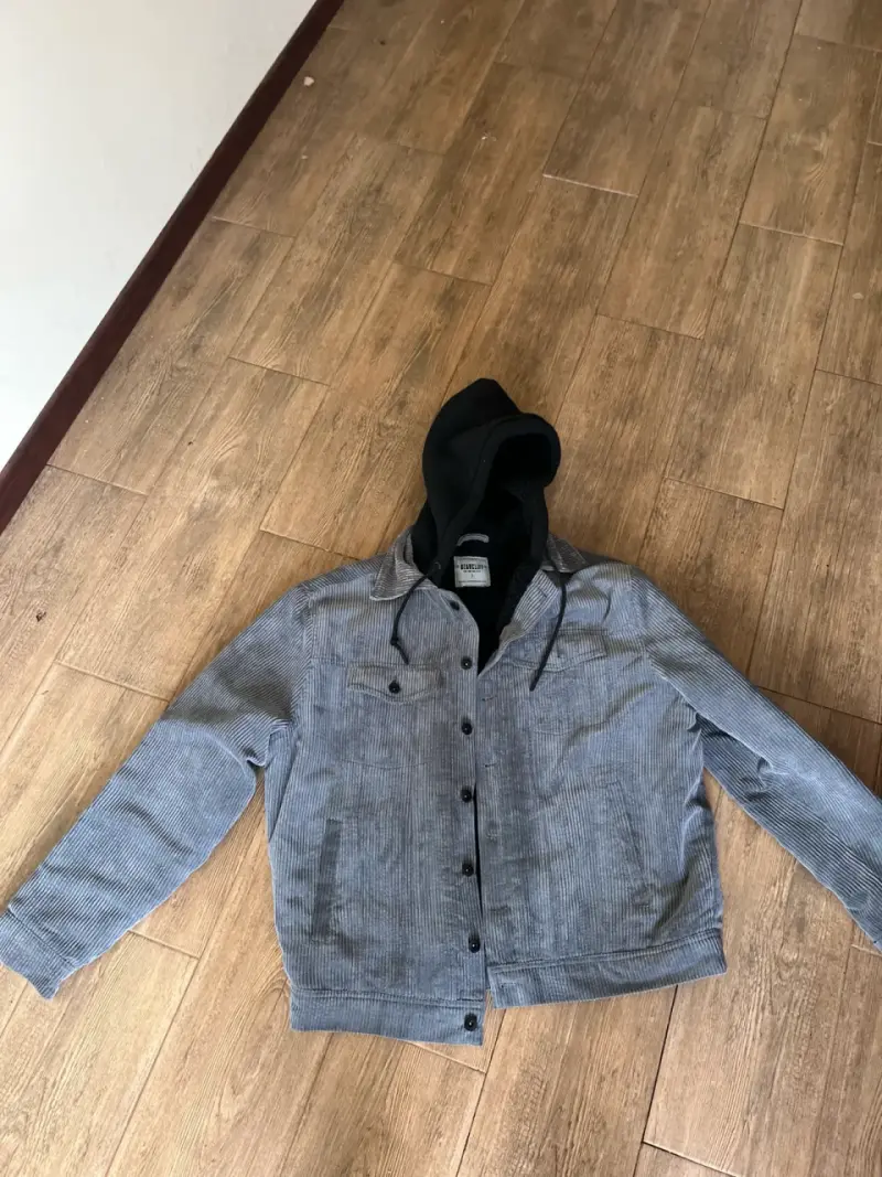 Chaqueta de pana gris con capucha negra - 1