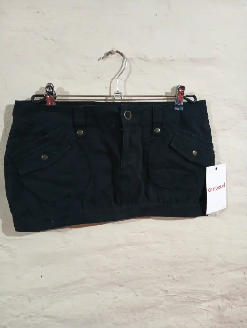 Falda corta negra Rip Curl con bolsillos - 1