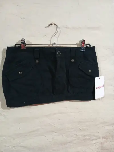 Falda corta negra Rip Curl con bolsillos - miniatura 1