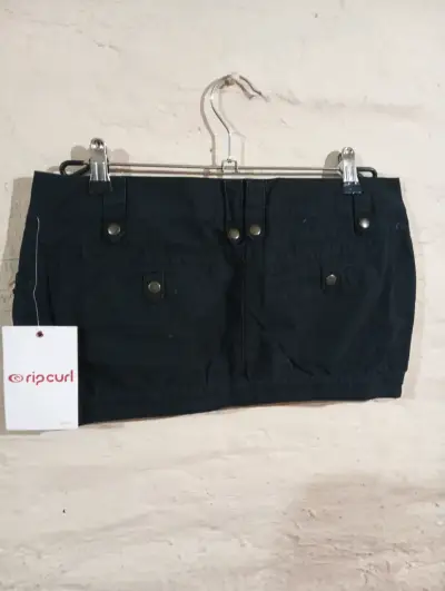 Falda corta negra Rip Curl con bolsillos - miniatura 2