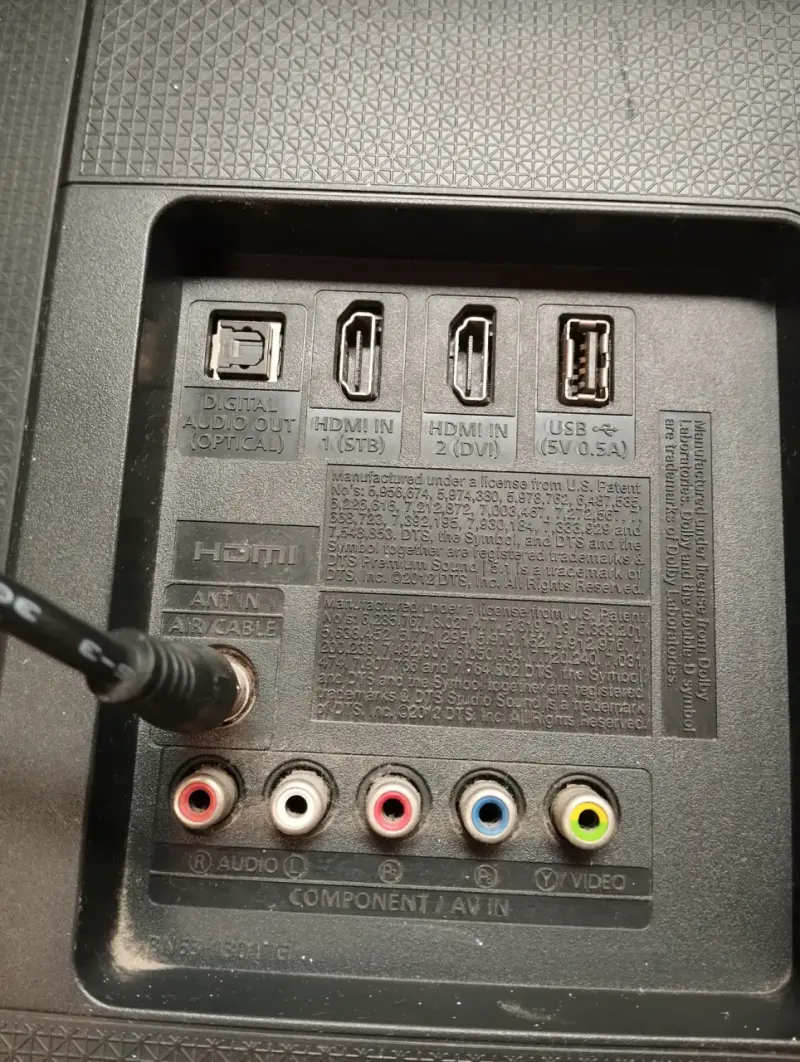 Televisor LED con múltiples puertos HDMI y USB - 4