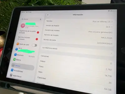 iPad de novena generación con funda verde - miniatura 1