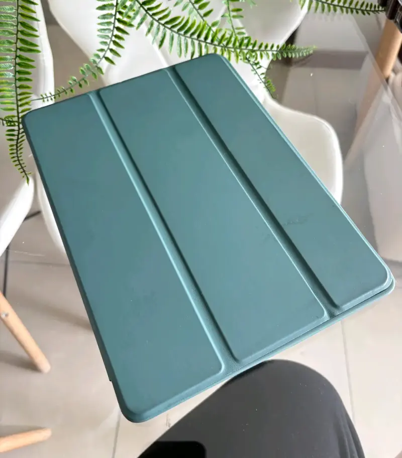 iPad de novena generación con funda verde - 3