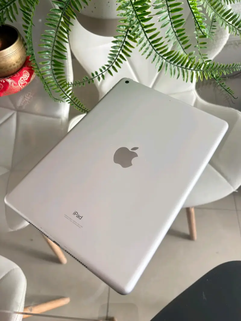 iPad de novena generación con funda verde - 4