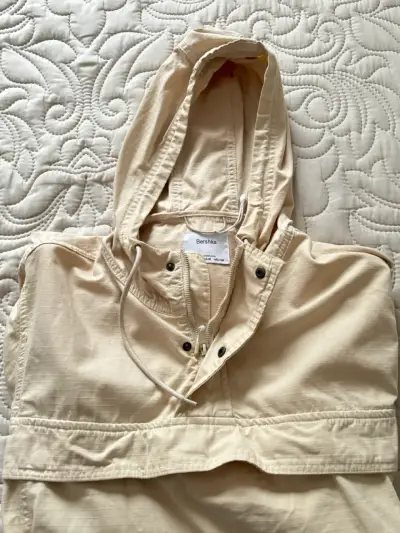 Cortavientos Beige con Capucha Bershka - miniatura 1