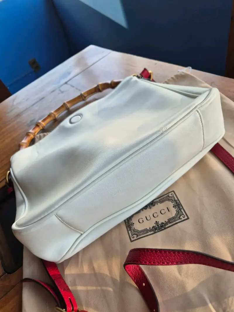 Bolso Gucci blanco con asa de bambú - 6