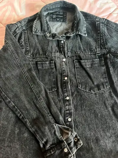 Camisa de mezclilla negra No Boundaries talla M - miniatura 1
