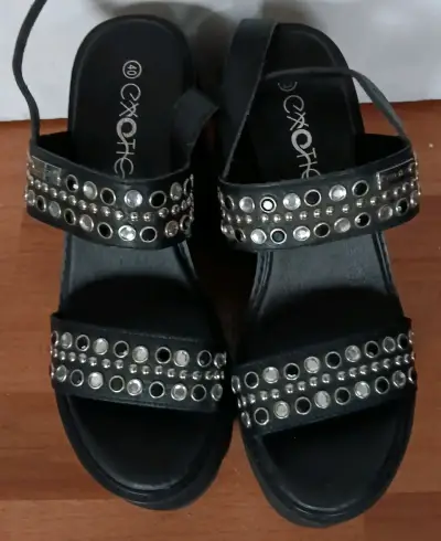 Sandalias negras con plataforma y tachas Exotik - miniatura 1