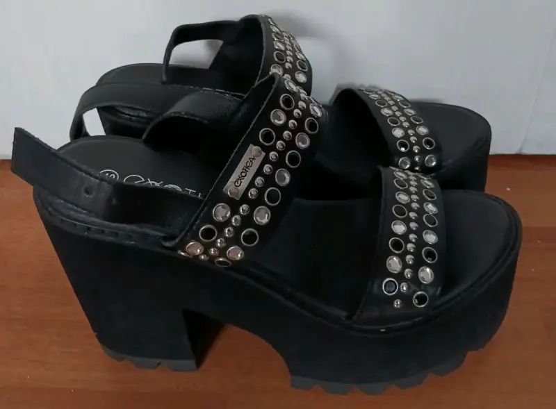 Sandalias negras con plataforma y tachas Exotik - 2
