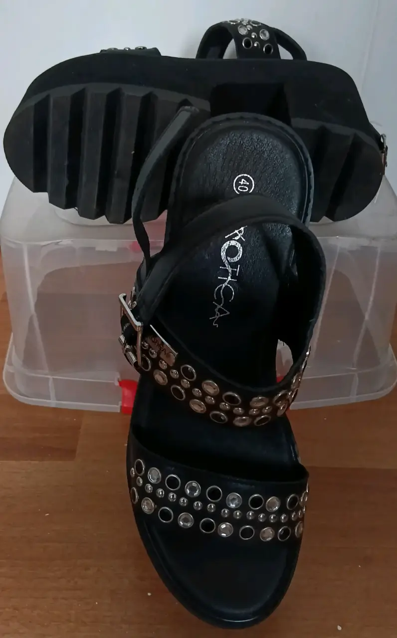 Sandalias negras con plataforma y tachas Exotik - 3