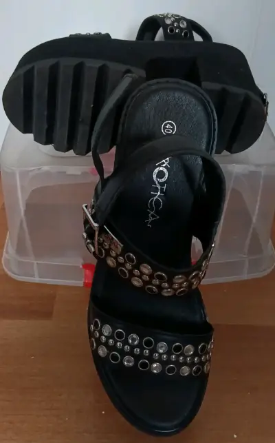 Sandalias negras con plataforma y tachas Exotik - miniatura 3