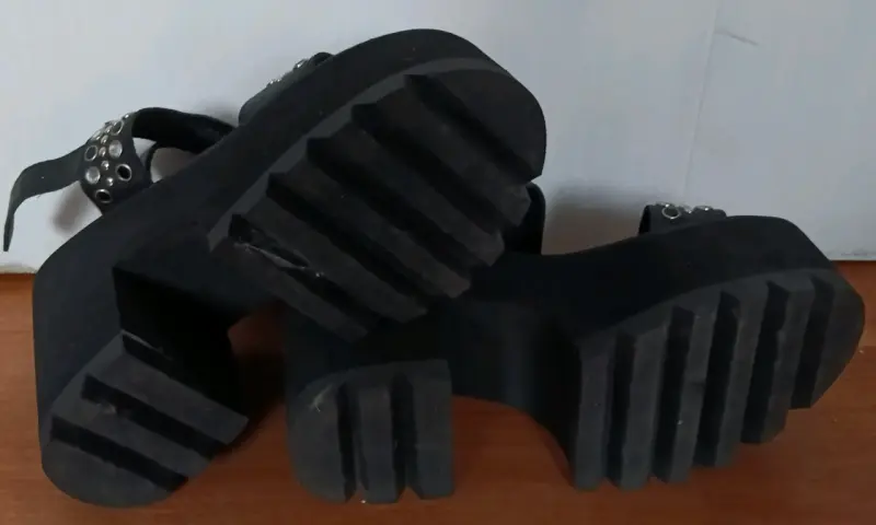 Sandalias negras con plataforma y tachas Exotik - 4