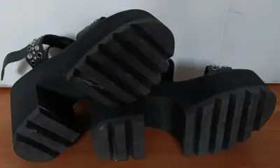 Sandalias negras con plataforma y tachas Exotik - miniatura 4