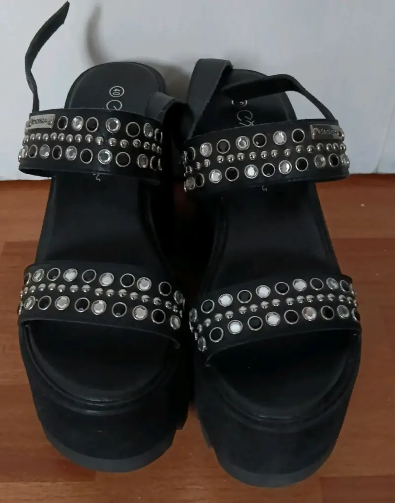 Sandalias negras con plataforma y tachas Exotik - 5