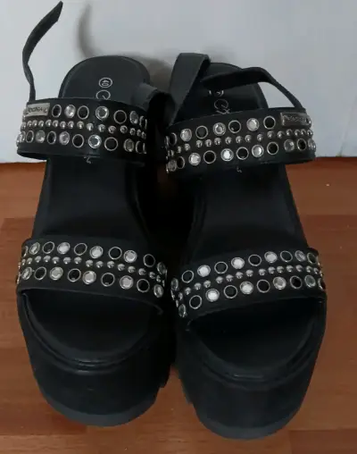 Sandalias negras con plataforma y tachas Exotik - miniatura 5