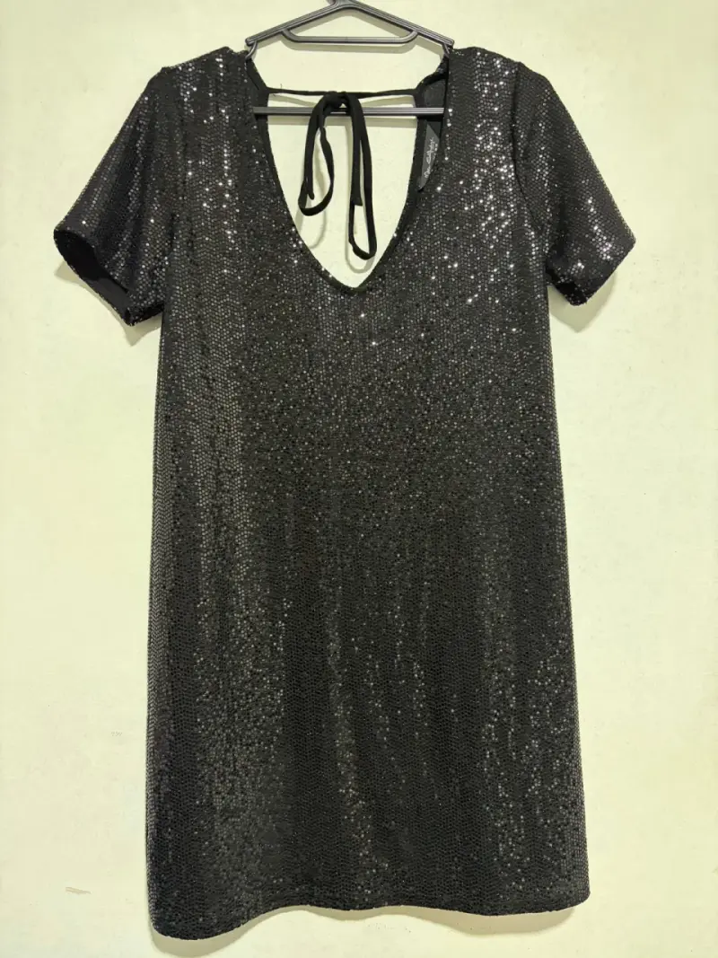 Vestido corto negro con lentejuelas brillante - 1
