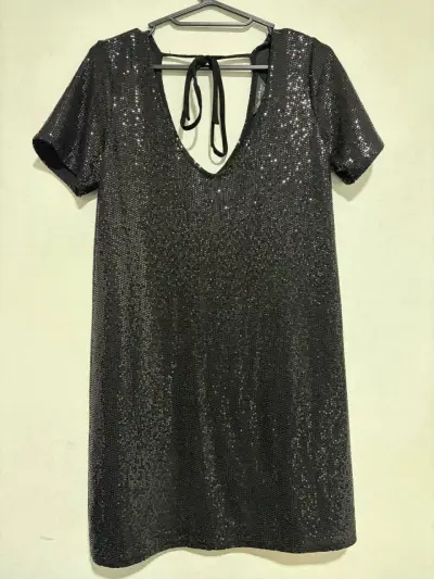 Vestido corto negro con lentejuelas brillante - miniatura 1
