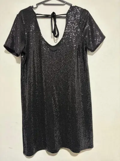 Vestido corto negro con lentejuelas brillante - miniatura 2
