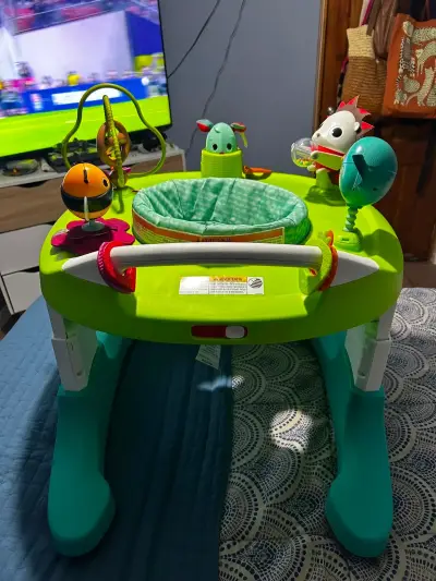 Centro de actividades para bebé verde Tiny Love - miniatura 1