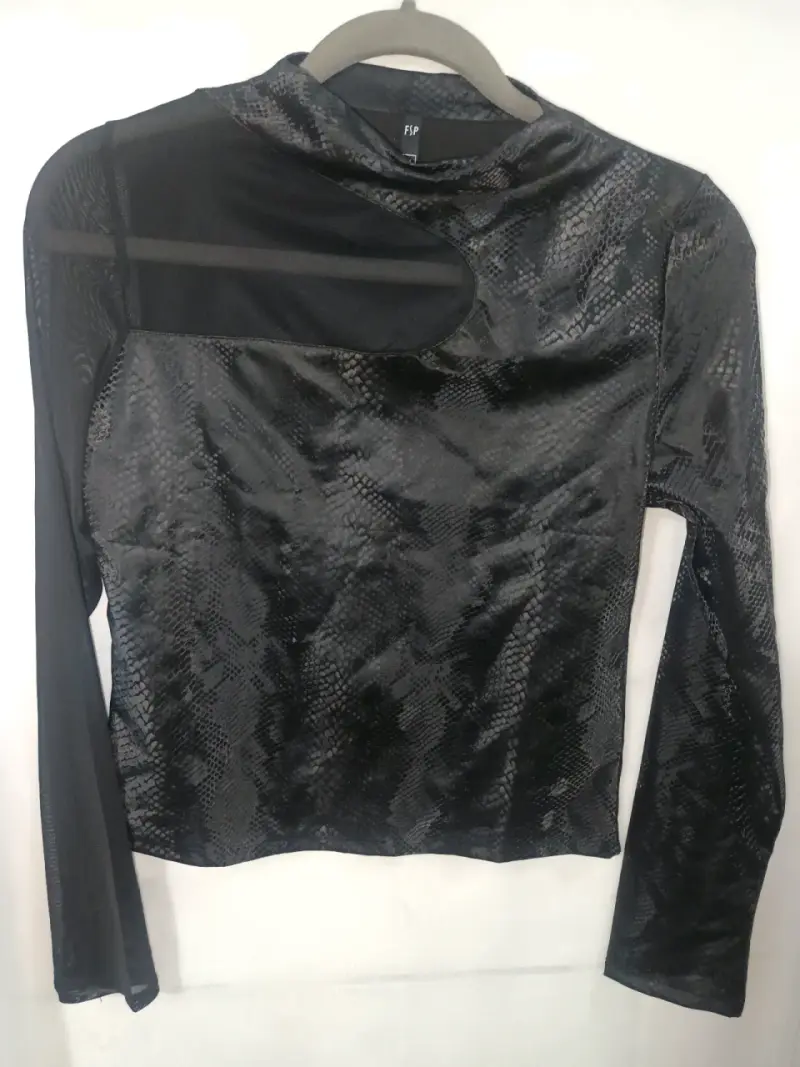 Polera negra de manga larga - 2