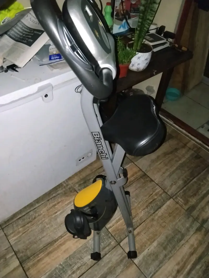 Bicicleta estática Bianchi con monitor digital - 1