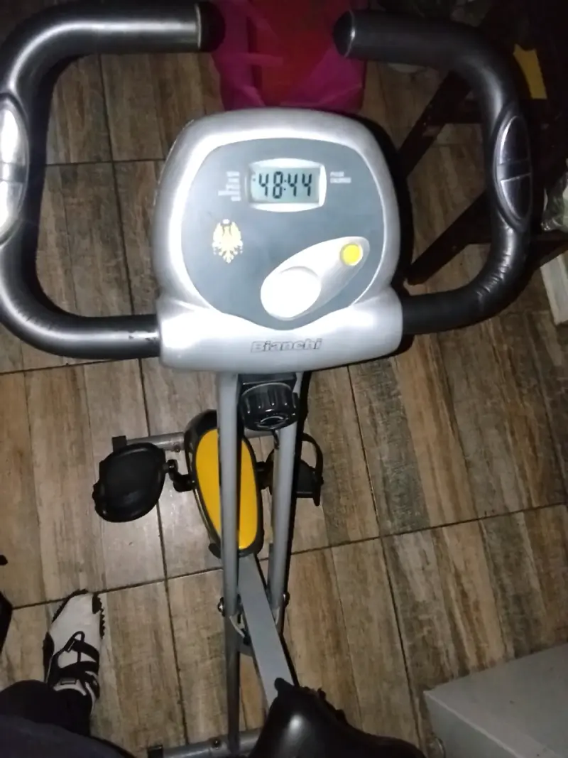 Bicicleta estática Bianchi con monitor digital - 2