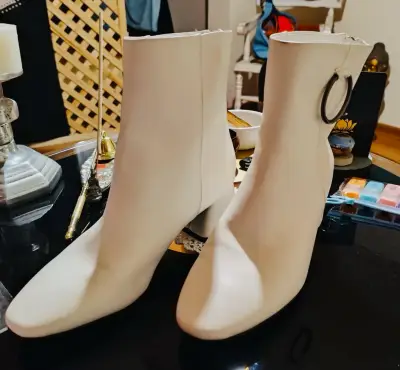Botines blancos de tacón con detalle metálico - miniatura 1