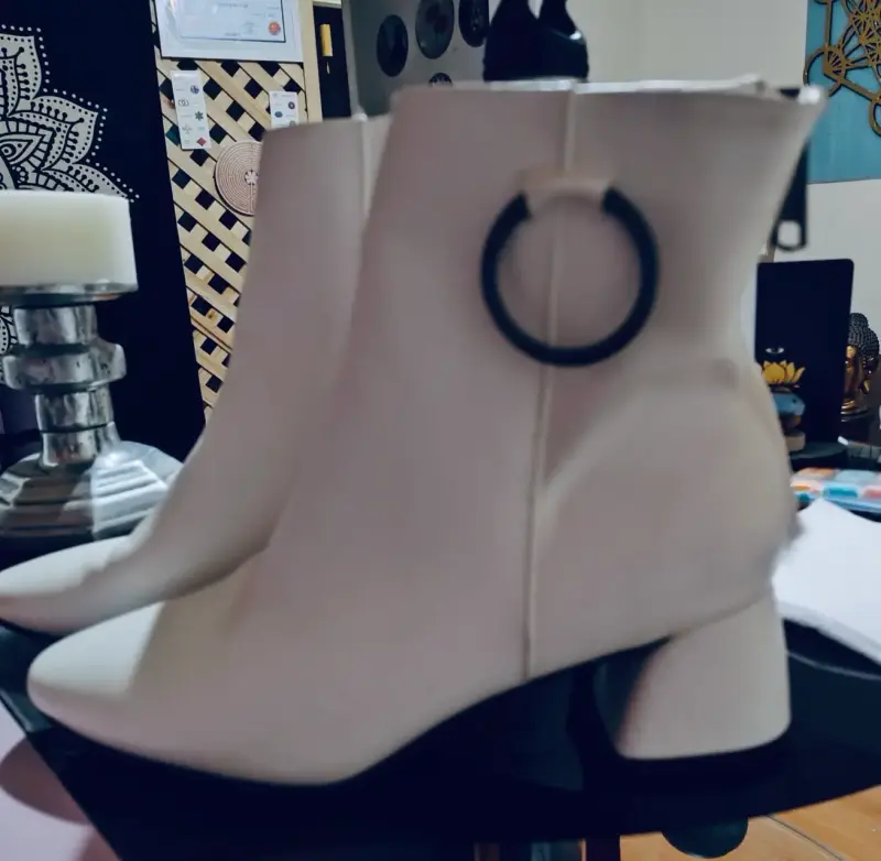 Botines blancos de tacón con detalle metálico - 2