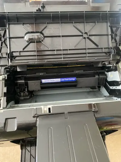 Impresora HP LaserJet P1102w en buen estado - miniatura 2