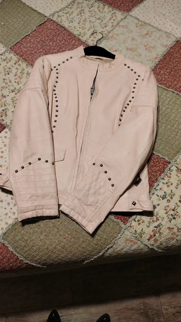 Chaqueta de cuero sintético rosa con tachas