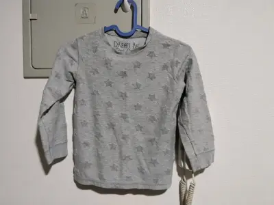 Polera gris con estrellas para niñas - miniatura 1