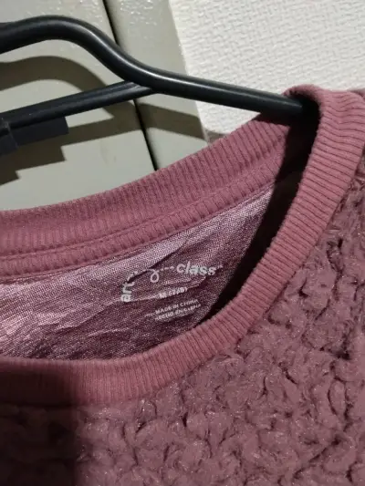 Suéter de felpa morado para mujer - miniatura 2