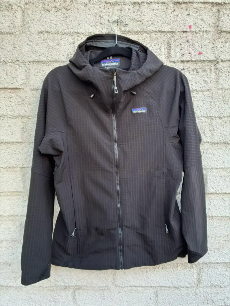 Chaqueta impermeable Patagonia negra con capucha