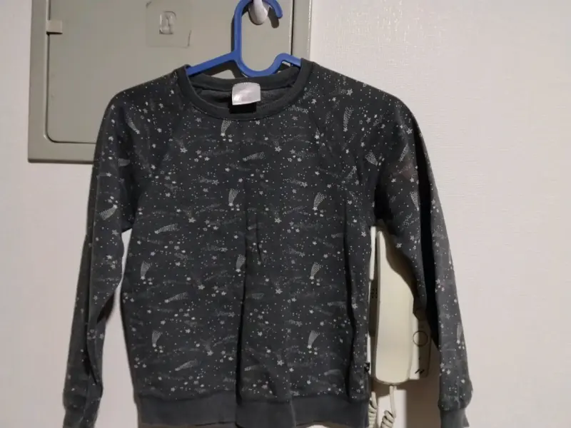 Polerón infantil gris con estampado de estrellas - 1