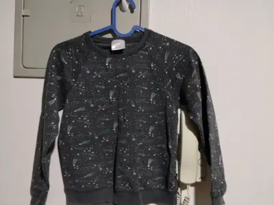 Polerón infantil gris con estampado de estrellas - miniatura 1