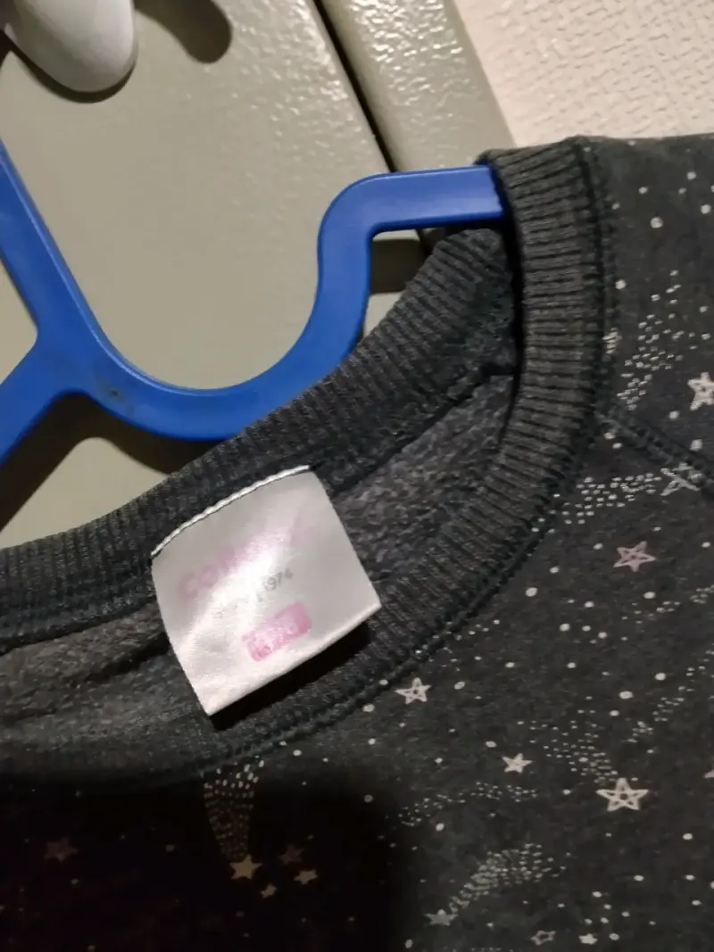Polerón infantil gris con estampado de estrellas - 2