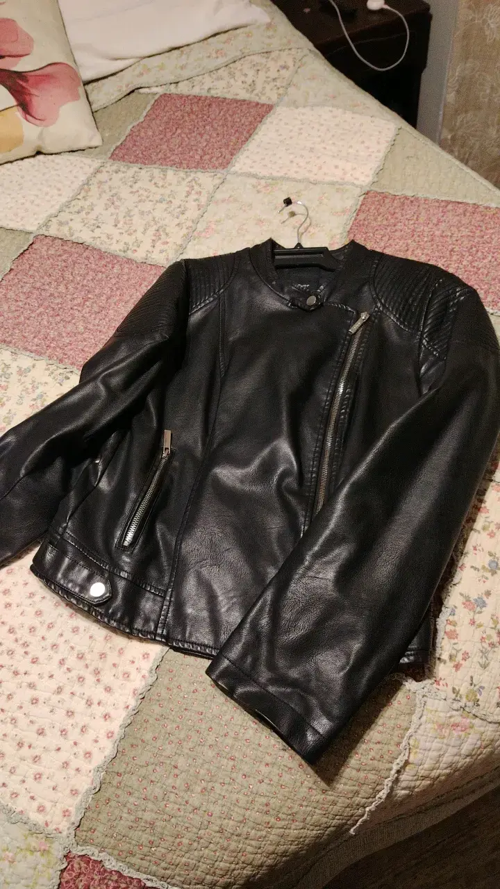 Chaqueta de ecocuero negra para mujer