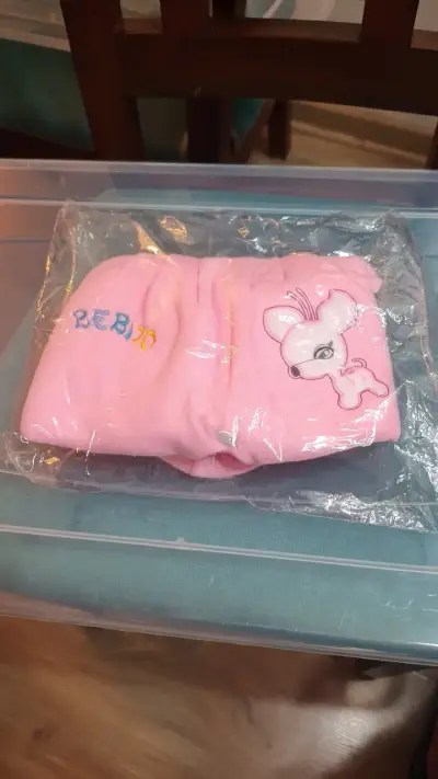 Conjunto de bebé rosado con gorro y bordados - miniatura 2