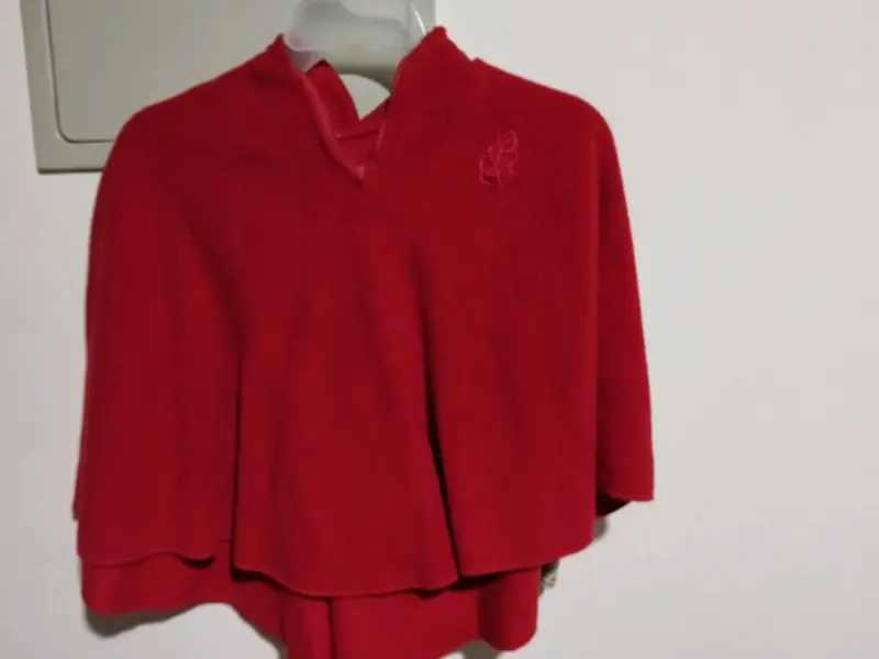 Poncho rojo de lana para mujer