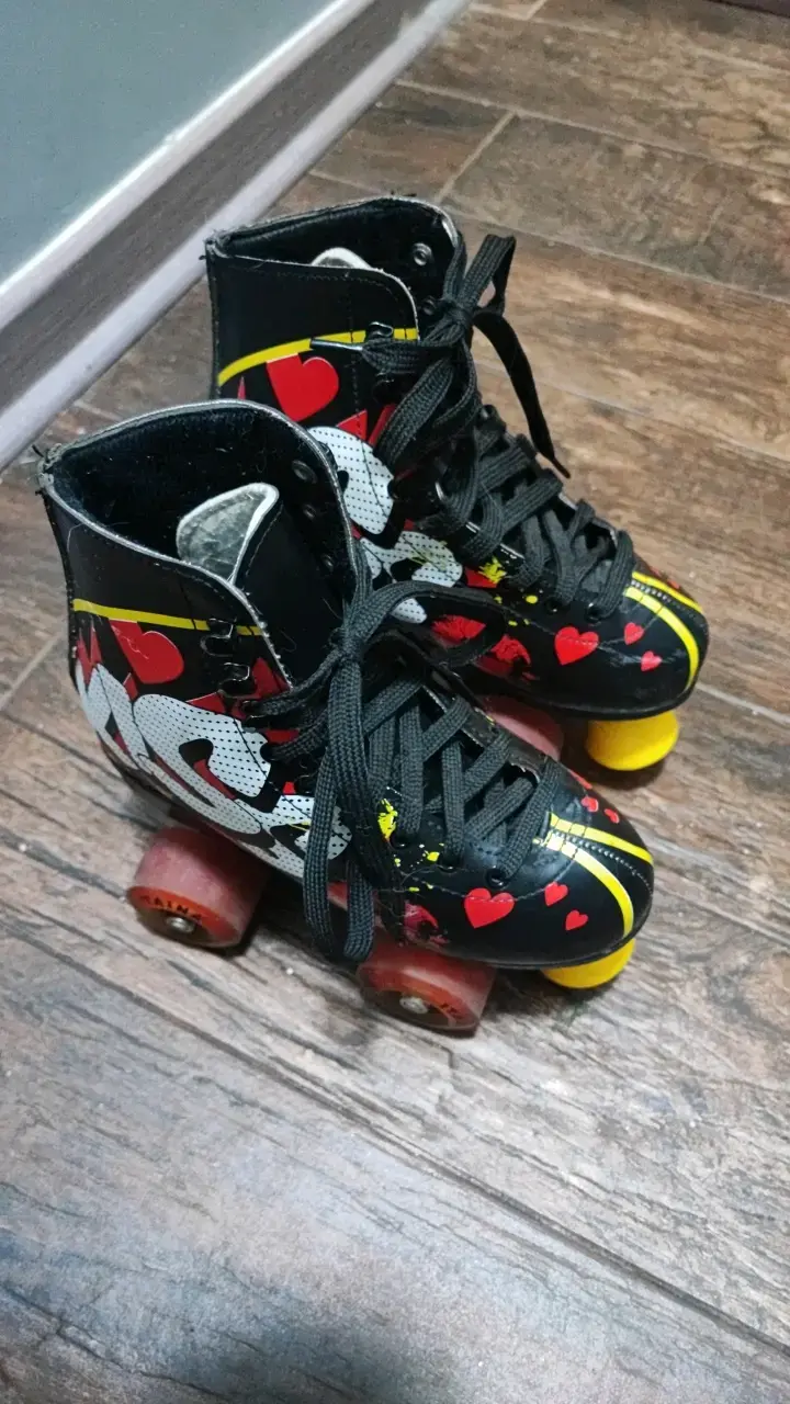 Patines de cuatro ruedas con diseño de corazones - 1